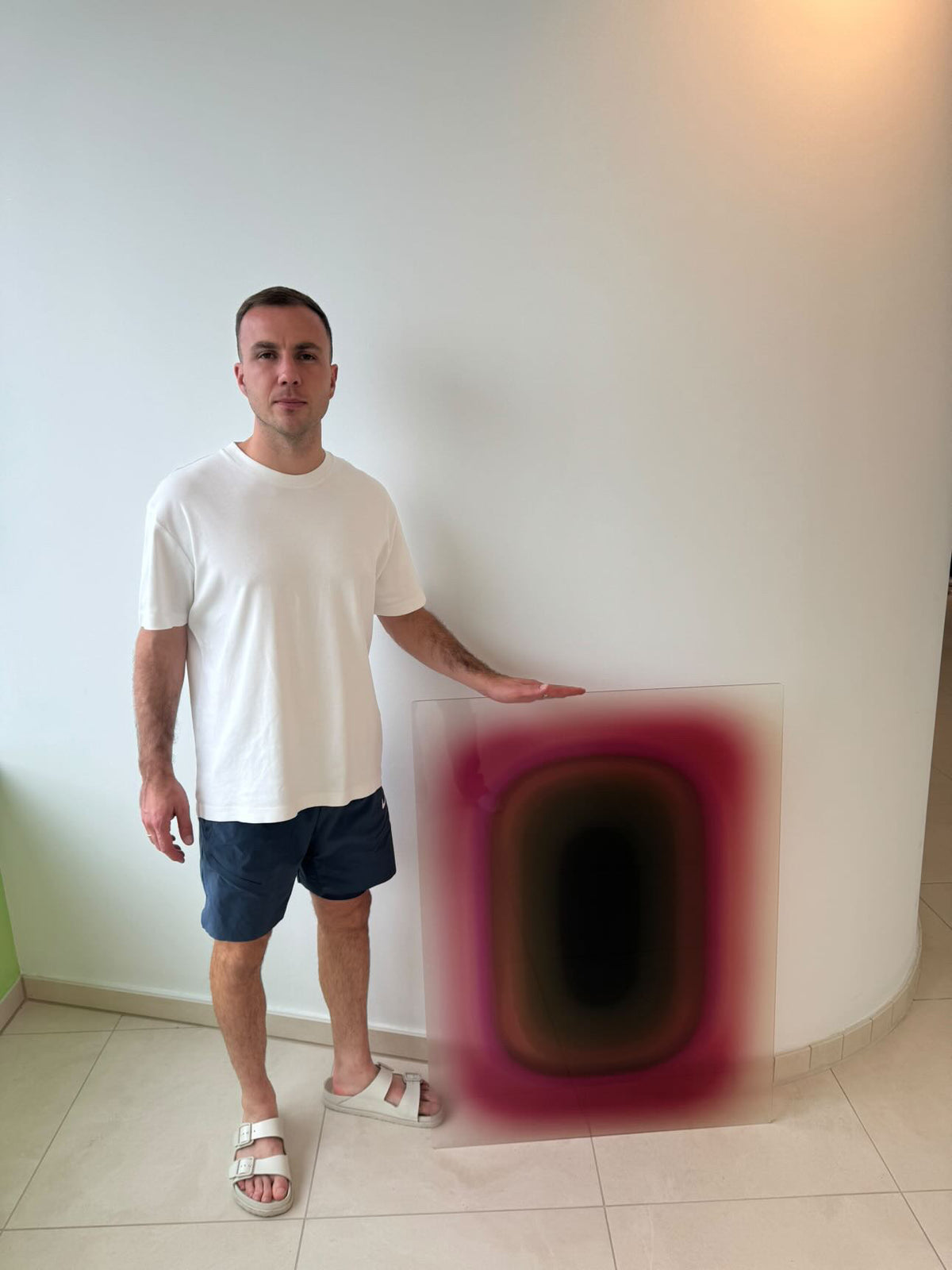 Mario Götze with a Luis West acrylic glass artwork