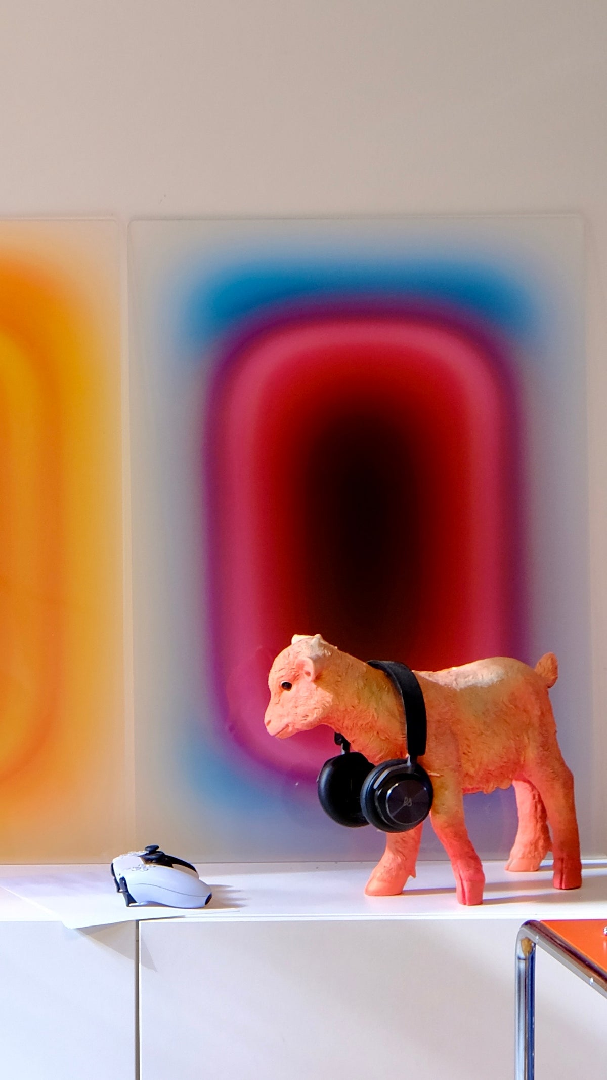 PINK PILL – acrylic glass artwork by Luis West, view 2