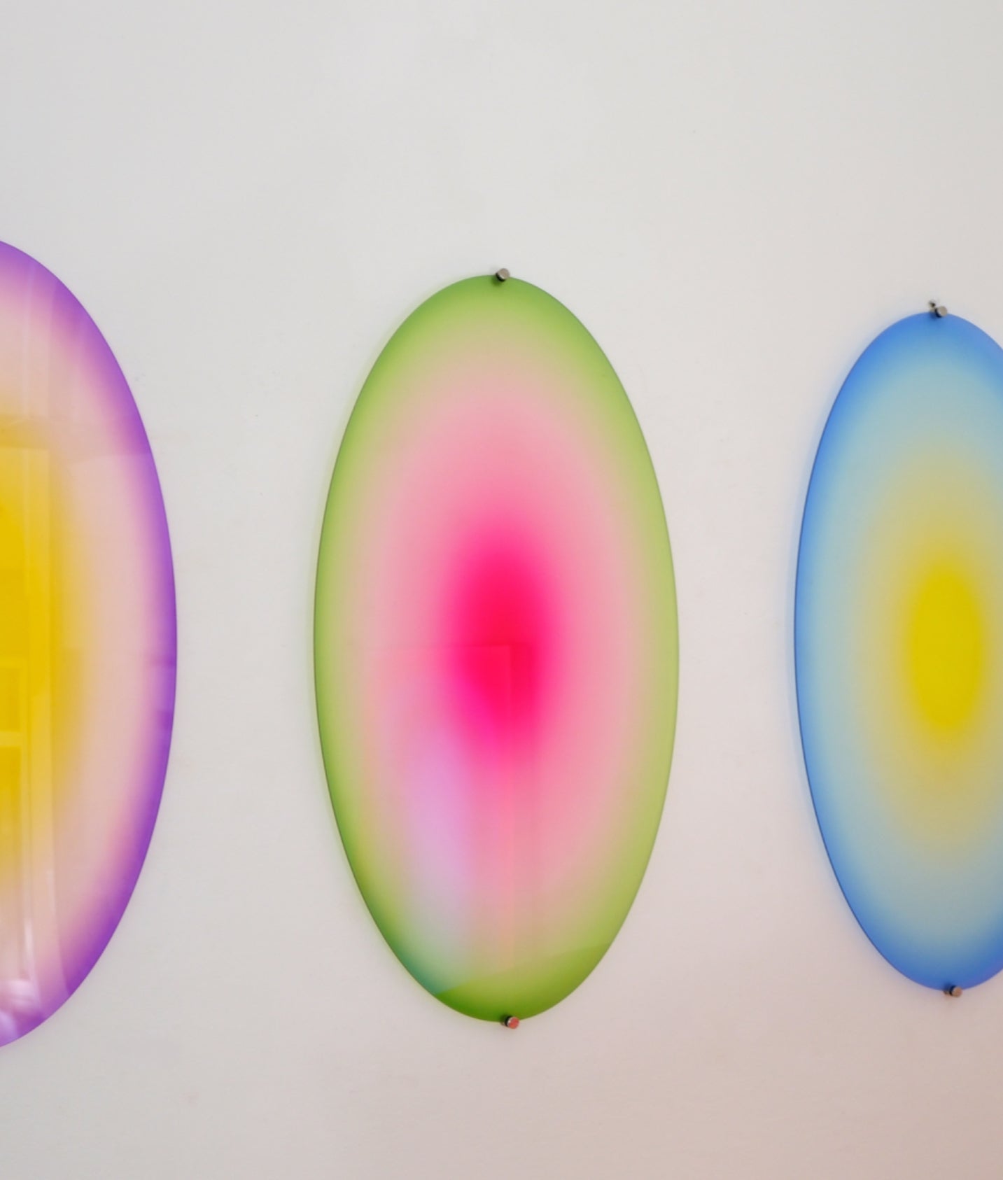 GREEN ELLIPSE – acrylic glass artwork by Luis West from the Ellipse Series, green gradient in an elliptical form