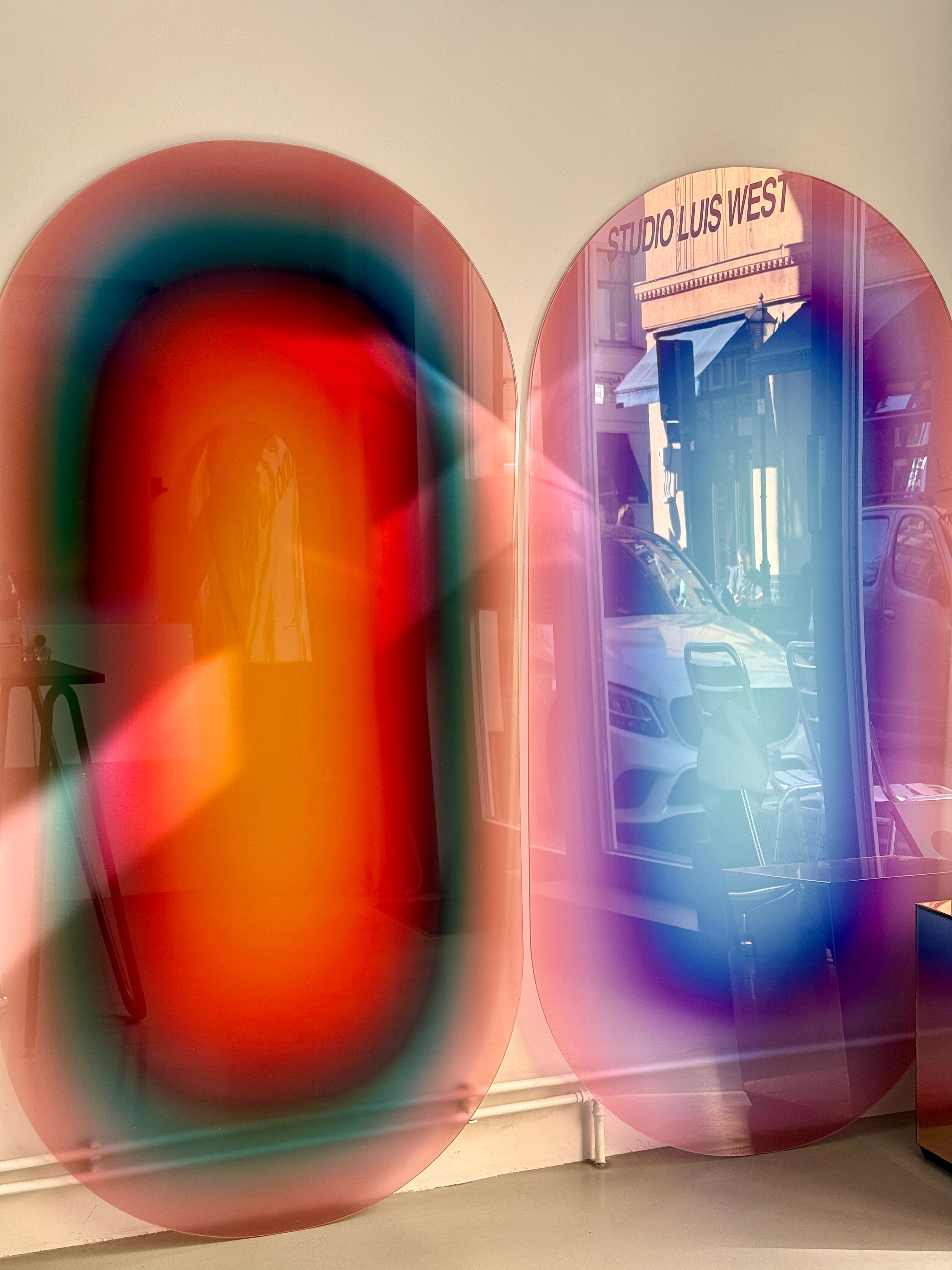 PILL PILL AURORA – large-format acrylic glass artwork by Luis West, view 3